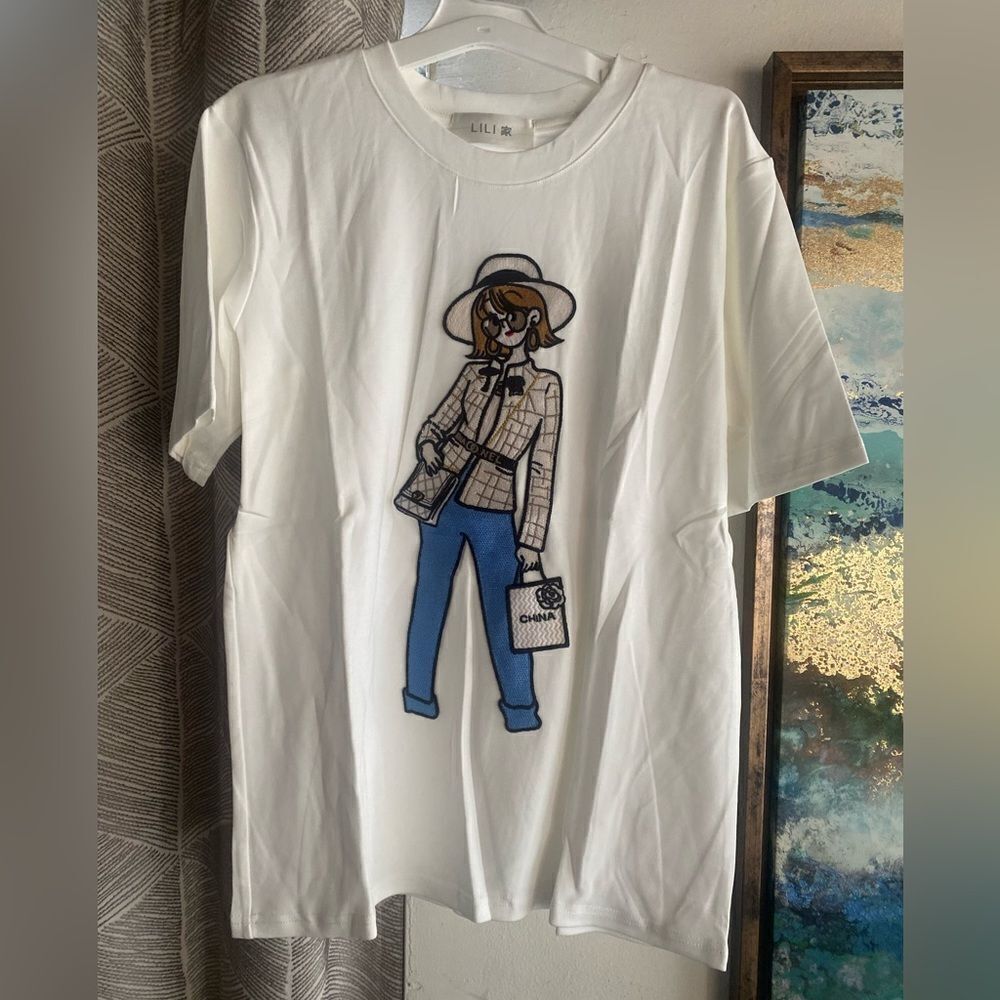 LILI T-Shirt Womens White Doll Print Size Médium Stretch Short Sleeve
